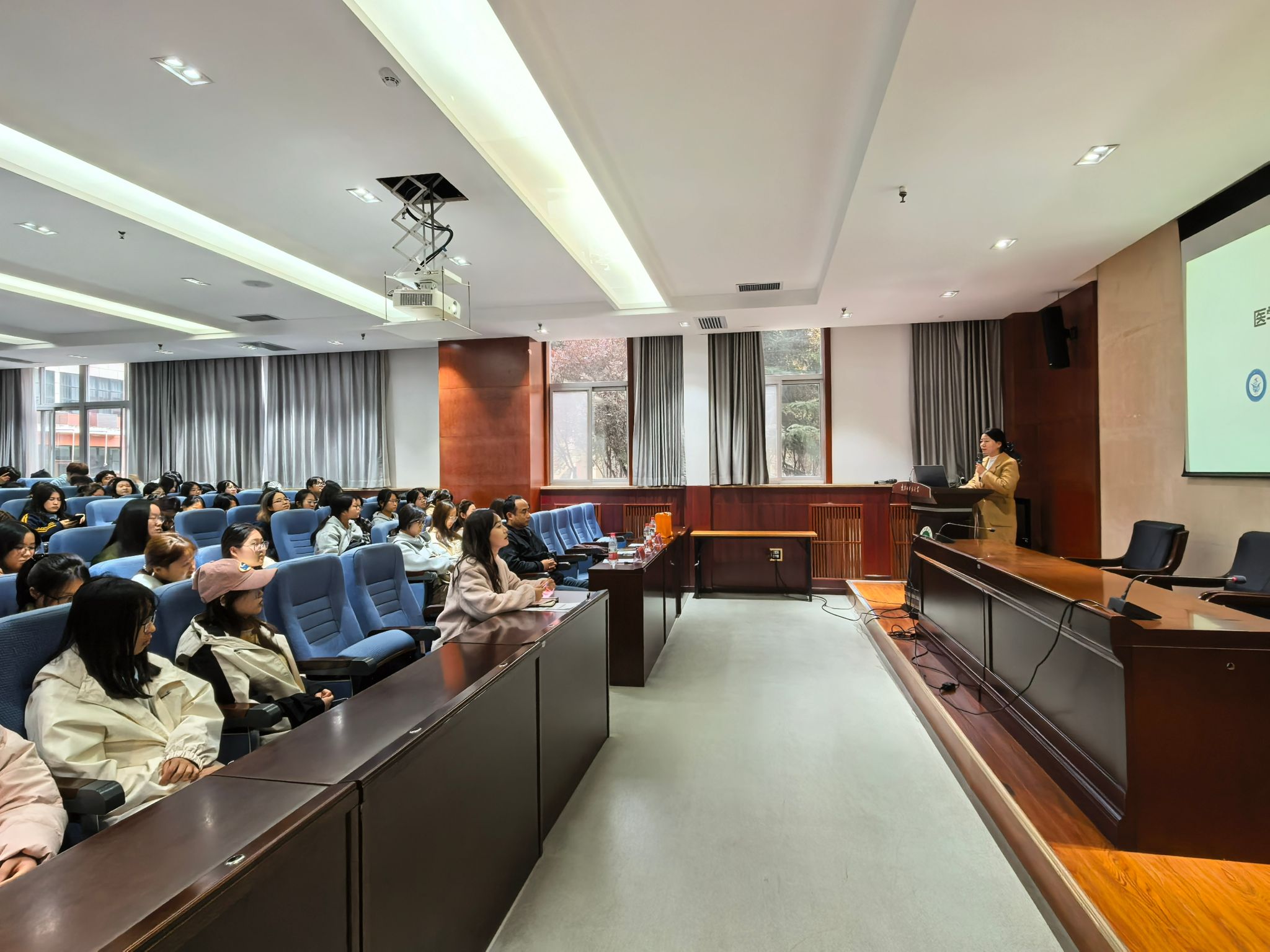 伟德国际1946官网赴陕西中医药大学开展2026年研究生招生宣讲会